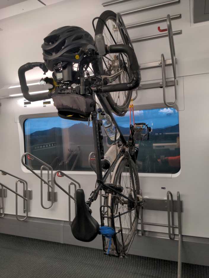 Hängendes Fahrrad in der Bahn - Tourstart