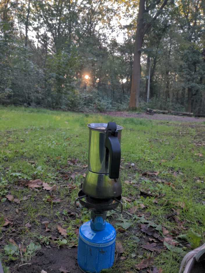 Espressokanne auf Gaskocher vor Sonennaufhang im Wald