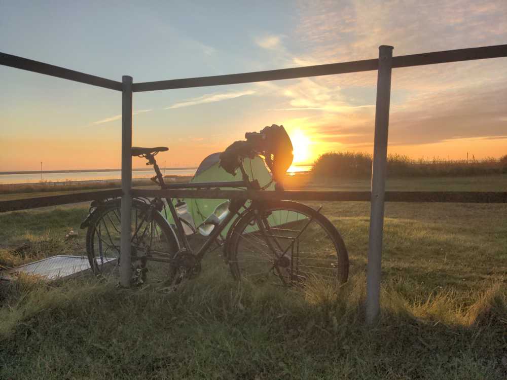 Radreise Nordsee -Fedderwaddersiel, Bremerhafen, Wattenmeer Containerwschiffe Fischerboote , Wesermündung, Fischerhavn, Ebbe, Flut, Fischerdorf, Zelten mit Meerblick 