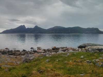 Vassdalvik am Meløyfjord, Blick auf Meløy 