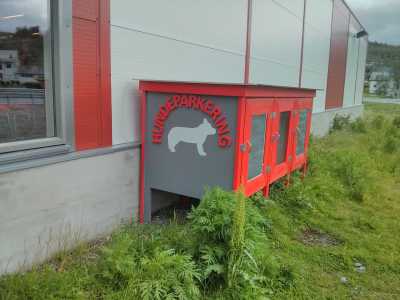  Hundeparkplatz vorm Supermarkt, Norwegen