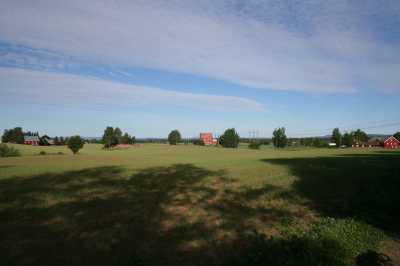 Zelt am Wegesrand, Blick auf Landwirtschaft