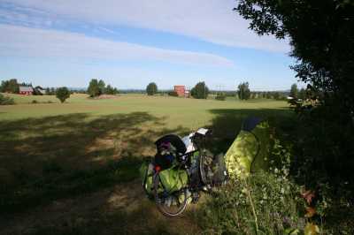 Zelt am Wegesrand, Blick auf Landwirtschaft