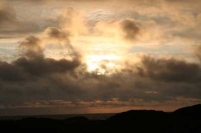 Mitternachtssonne vor herannahender Sturm- und Regenfront