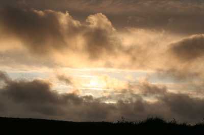Mitternachtssonne vor herannahender Sturm- und Regenfront