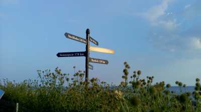 Trelleborg, Hafenmole, Entfernungsschild 