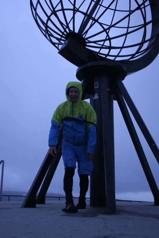 Sauwetter am Nordkap, Norwegen, Andy mit Weltkugel im Arm